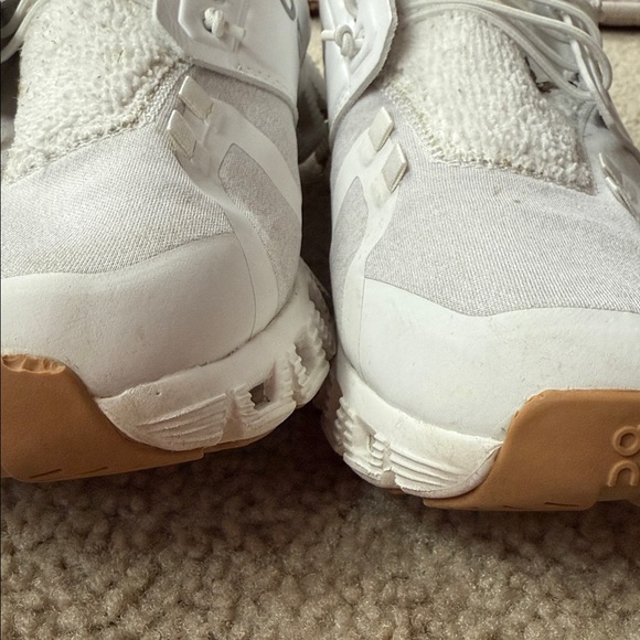 On Cloud 6 Running White Athletic Shoes (8.5) Women’s - Picture 4 of 11